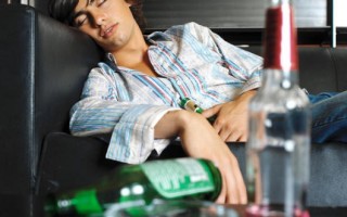 Причины алкоголизма – как начинают пить?