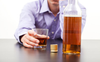 Как помочь алкоголику бросить пить?