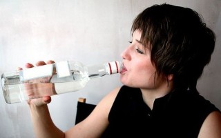 Алкоголизм у женщин – симптомы и первые внешние признаки, почему неизлечим и как бороться с зависимостью