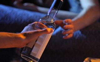 Причины, по которым люди пьют алкоголь