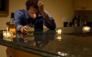 Признаки алкоголизма у мужчин: 3 основных стадии зависимости